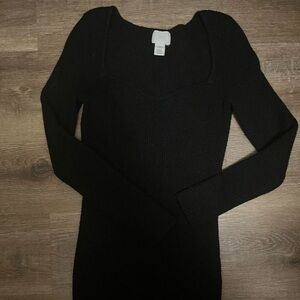 H&M black long sleeve bodycon dress with heart neckline. Minor pilling.